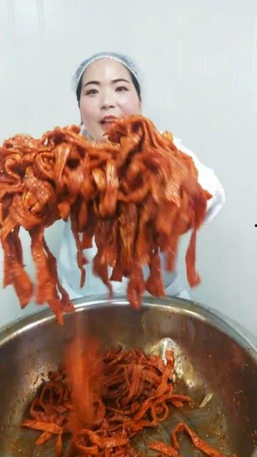 做辣条的视频,美味辣条是如何诞生的？